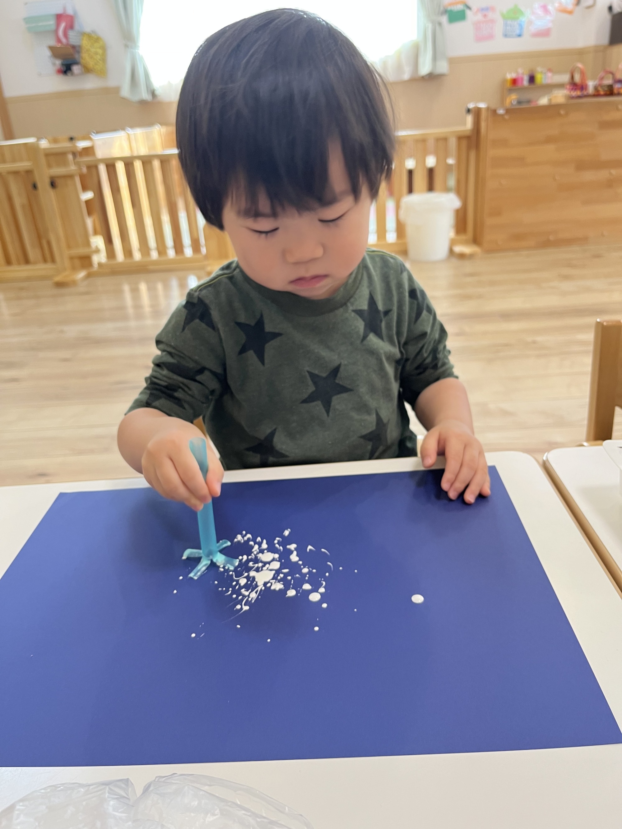 スタンプする子ども