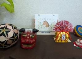 事務所入口に利用者様手作りの手鞠やししまい、こまや鏡餅のお正月のオーナメントを飾っている