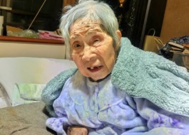 百寿を迎えられた利用者様がカメラの方を見ている