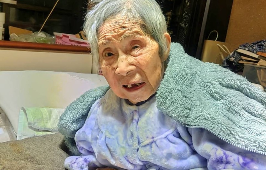 百寿を迎えられた利用者様がカメラの方を見ている