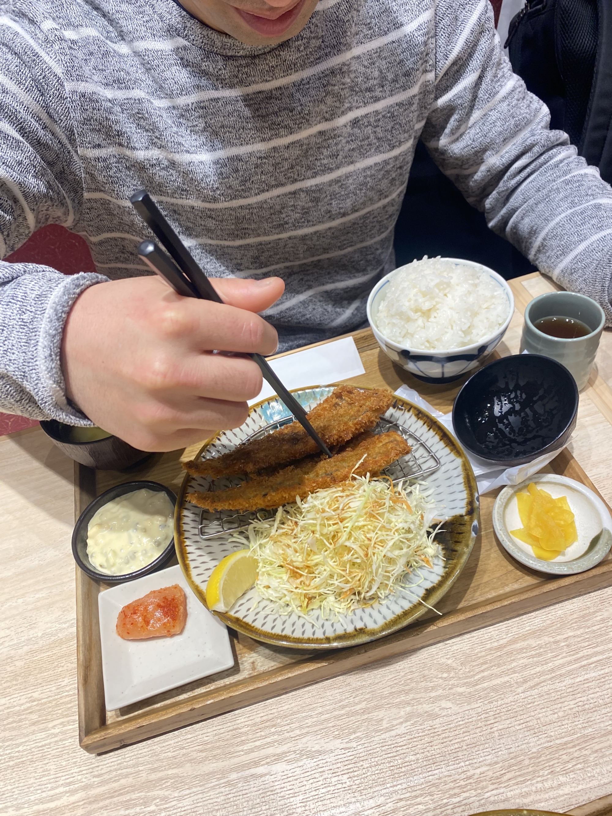 ららぽーと福岡で昼食に利用者様が魚のフライ定食を召し上がられている