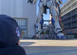 利用者様がららぽーと福岡で大きなガンダムを見学されている