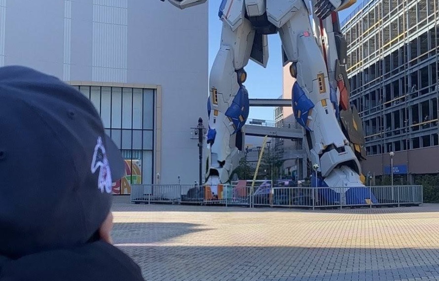 利用者様がららぽーと福岡で大きなガンダムを見学されている