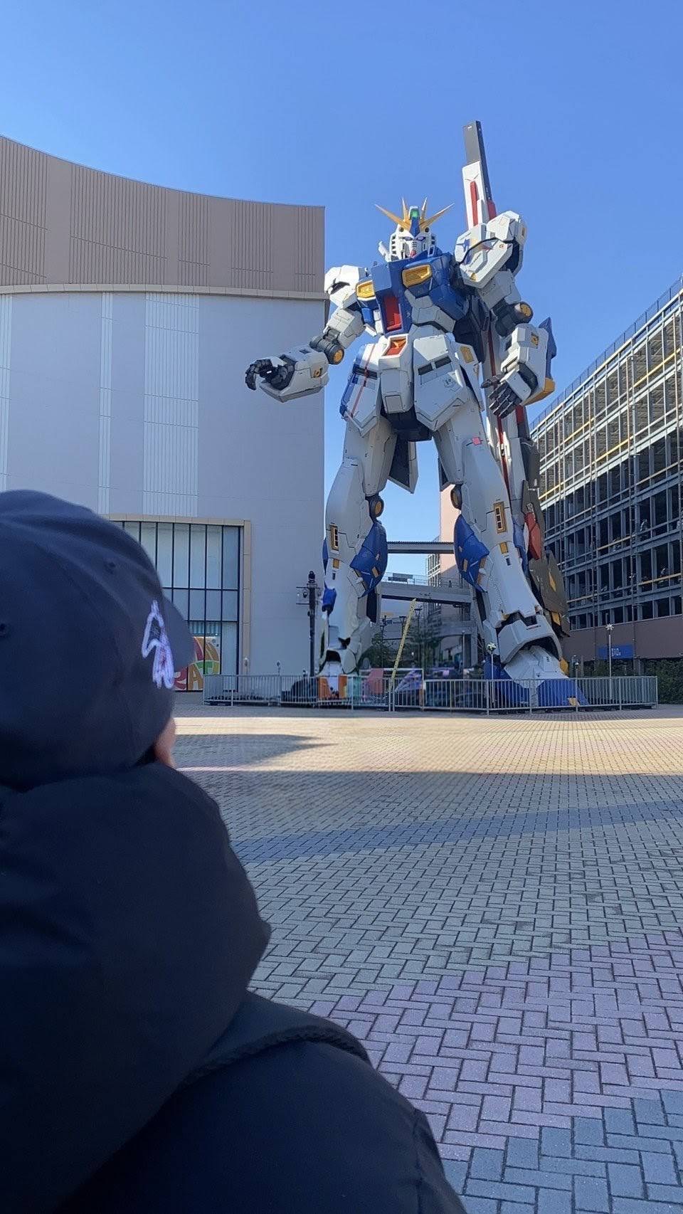 利用者様がららぽーと福岡で大きなガンダムを見学されている