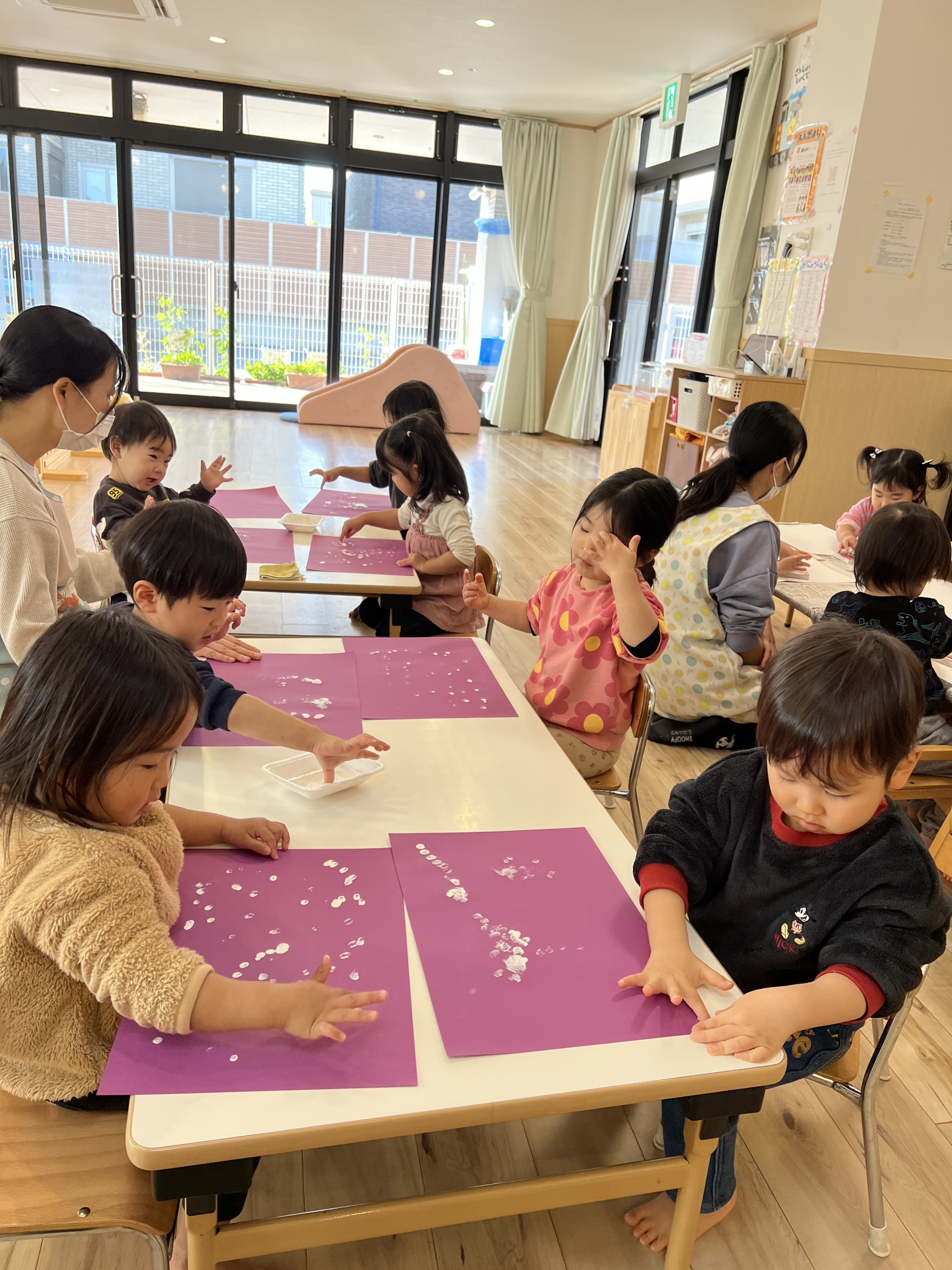 製作を楽しむ子どもたち　5枚