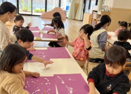 製作を楽しむ子どもたち　5枚