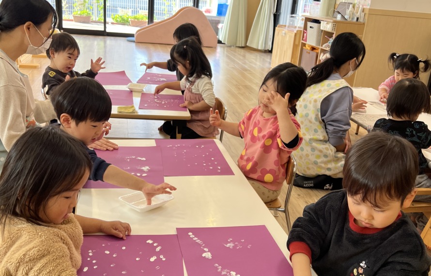 製作を楽しむ子どもたち　5枚