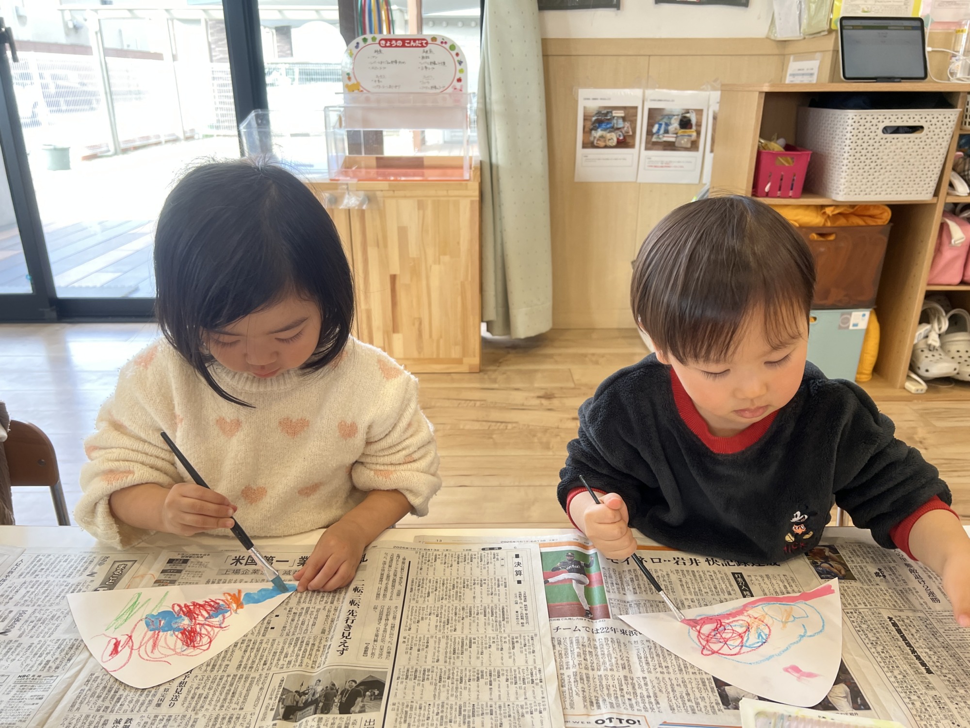 はじき絵を楽しむ子どもたち　5枚