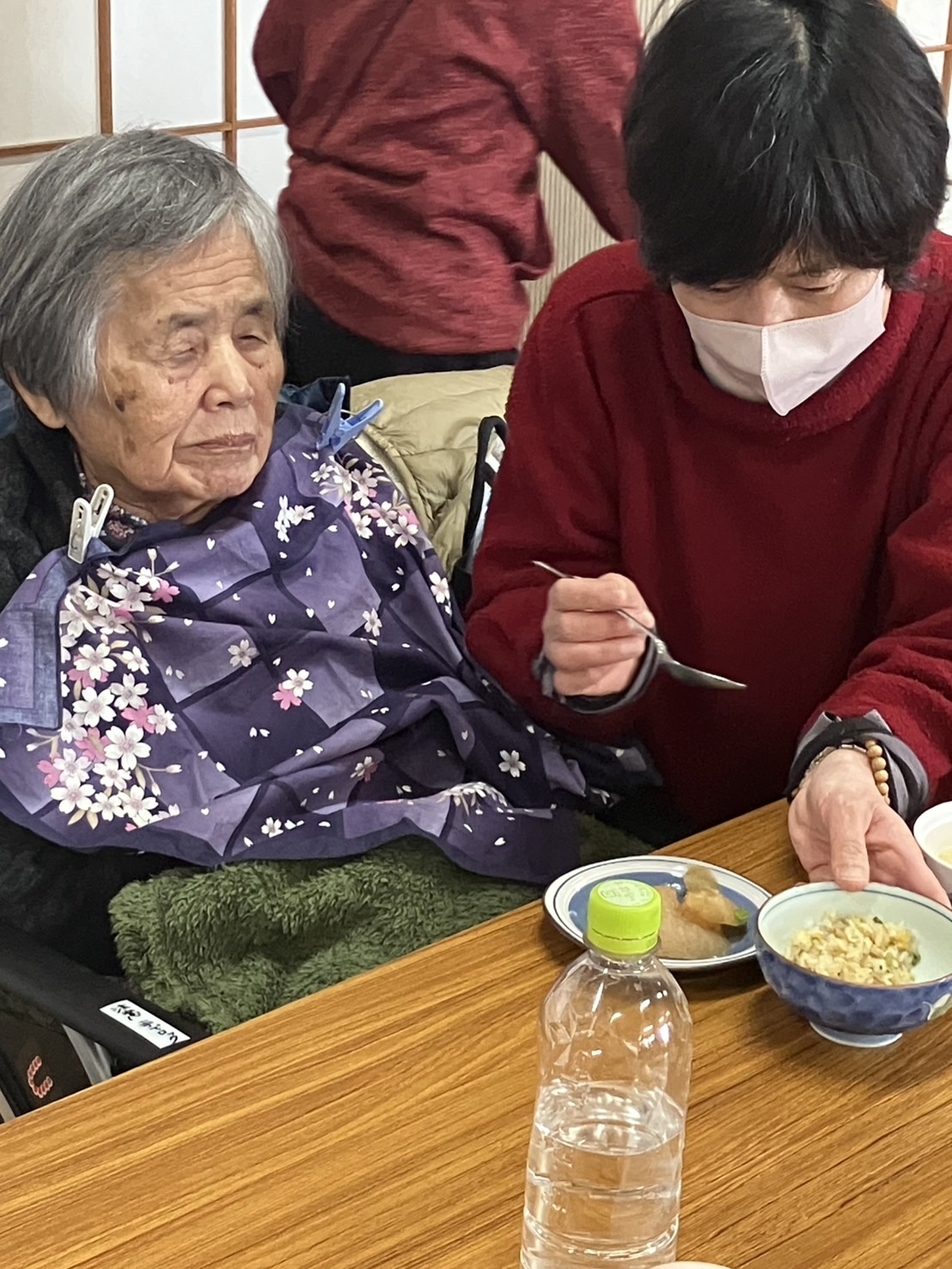 食事介助をする娘さんと利用者さん