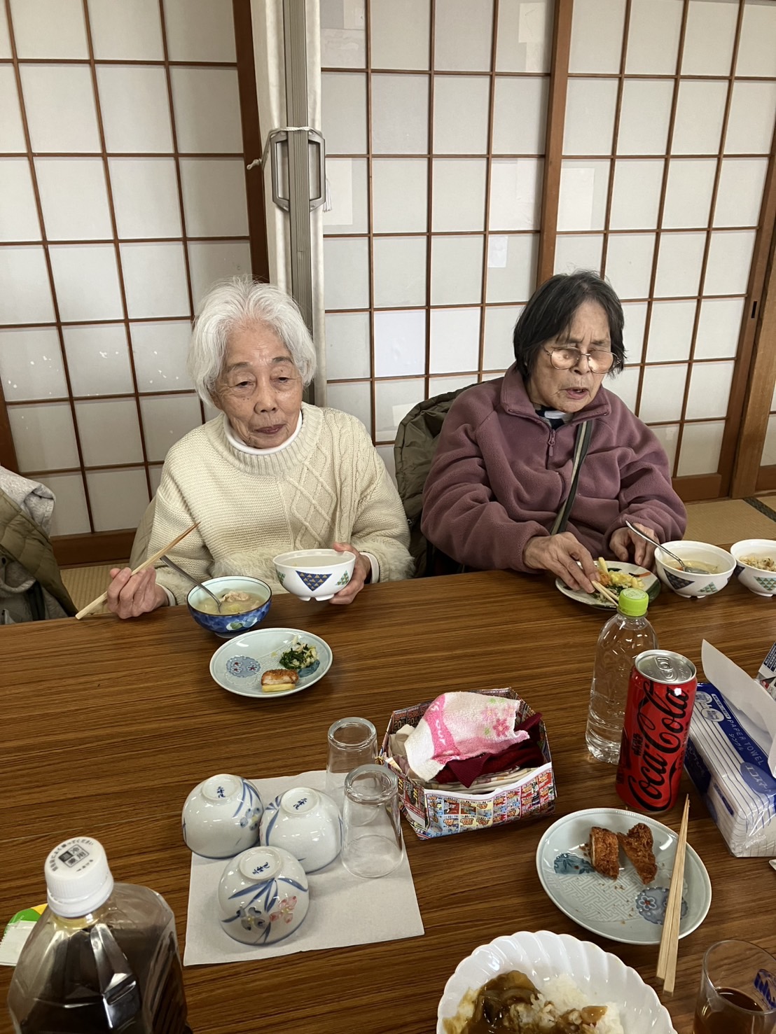おいしそうに食べる利用者さんたち