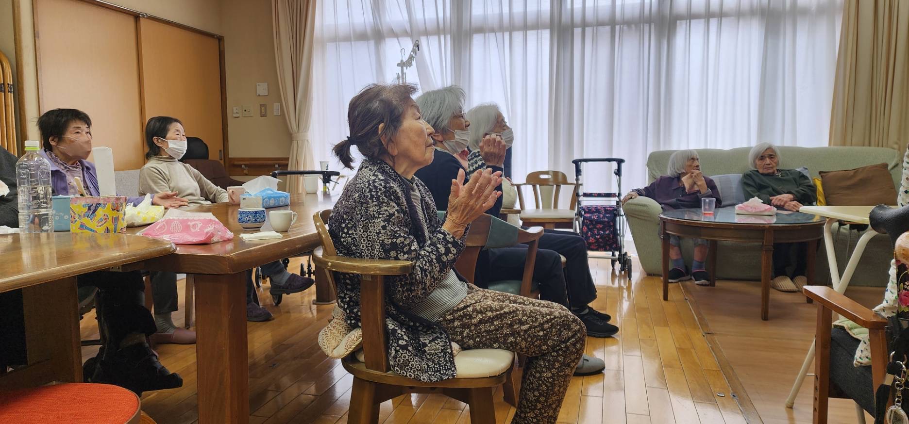 みんなで体操をしている写真