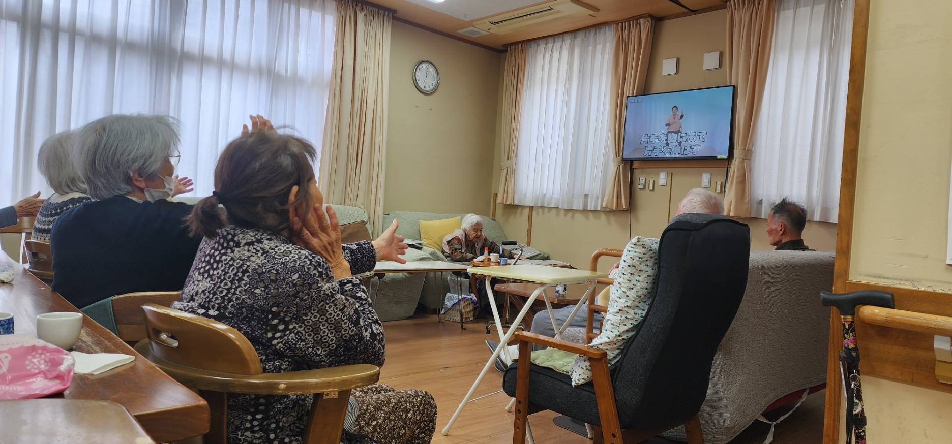 みんなで体操をしている写真