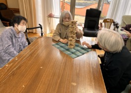 ジェンガを楽しむ利用者さんたち