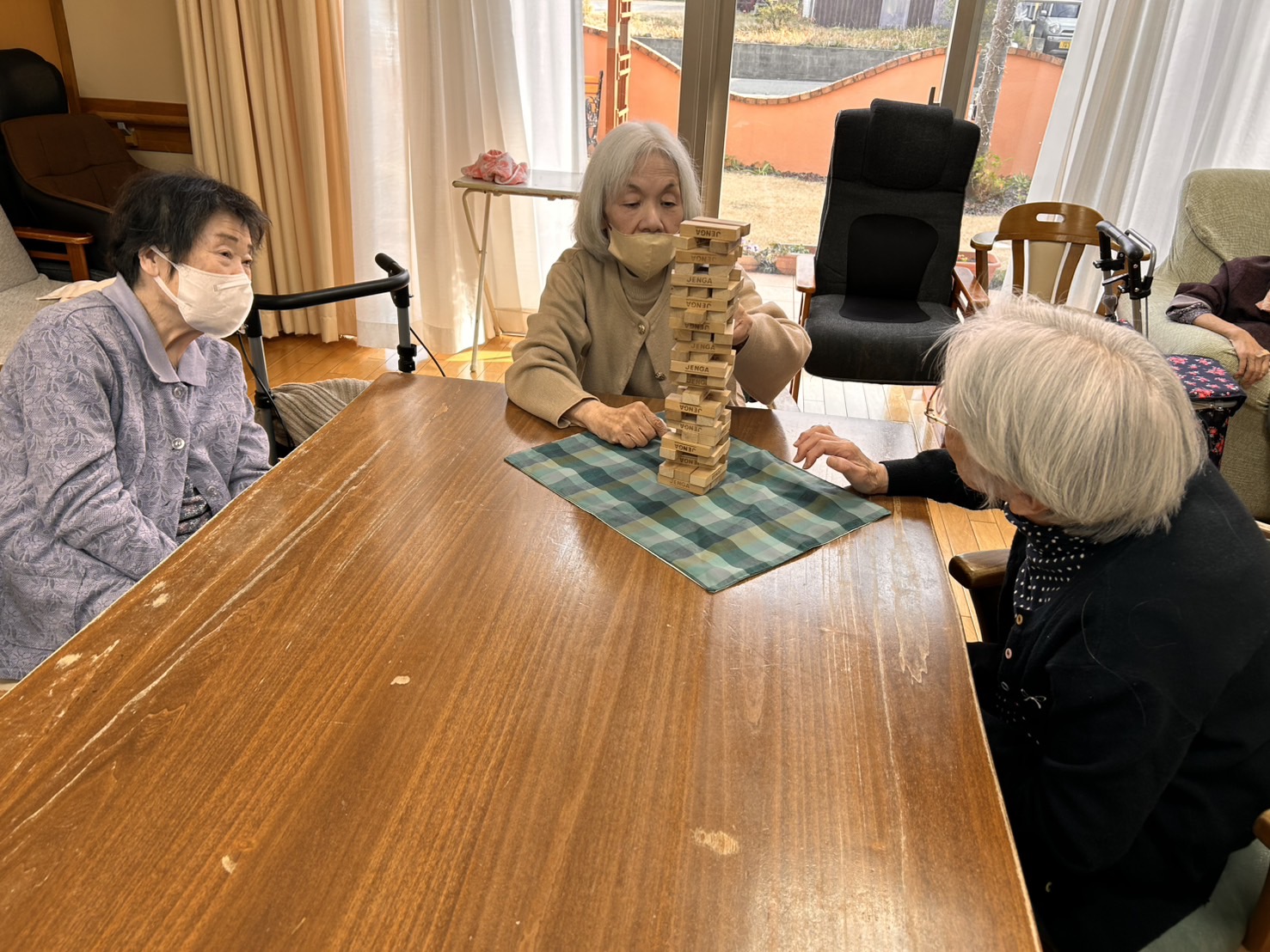 ジェンガを楽しむ利用者さんたち