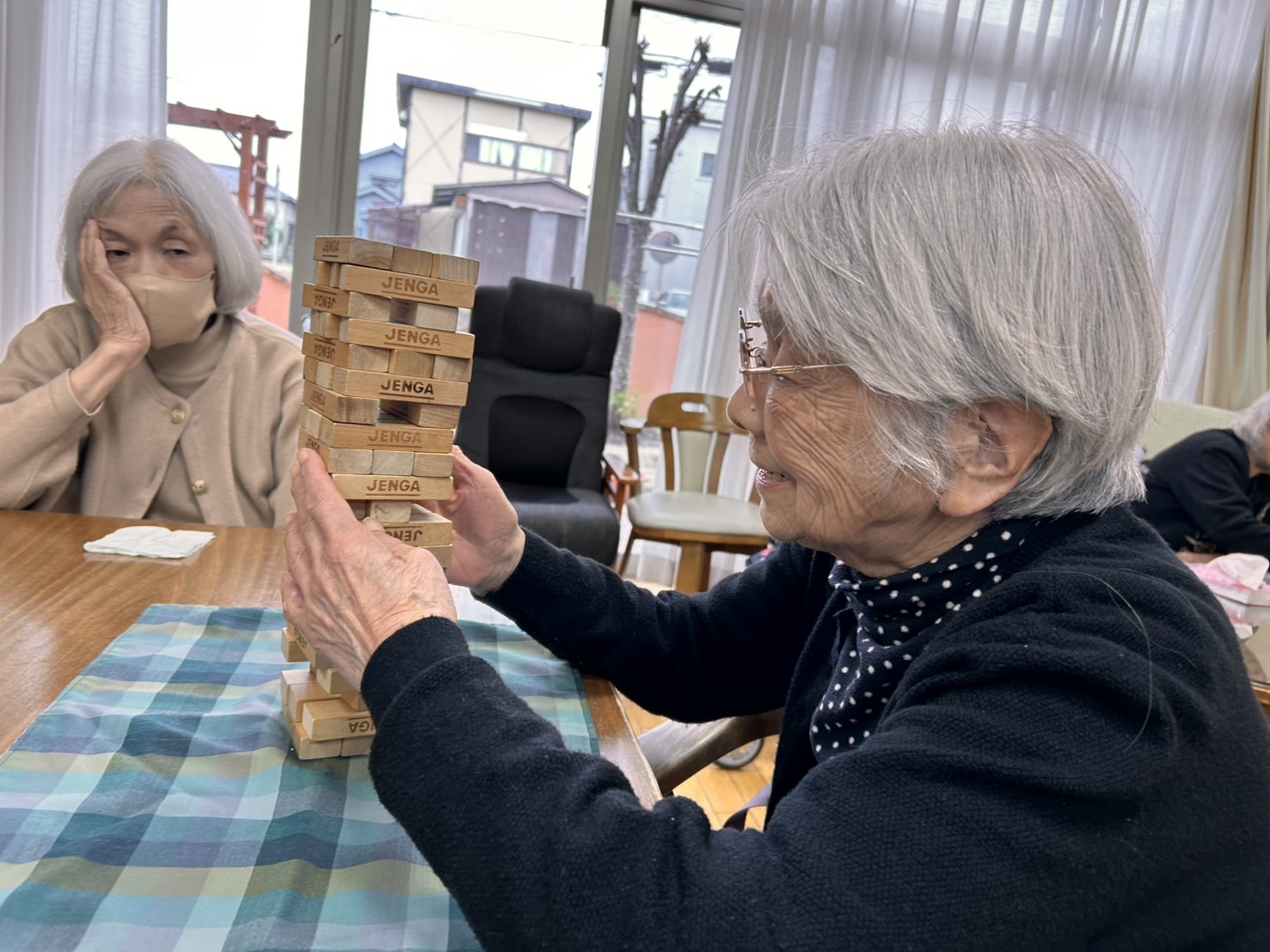 ジェンガを楽しむ利用者さん