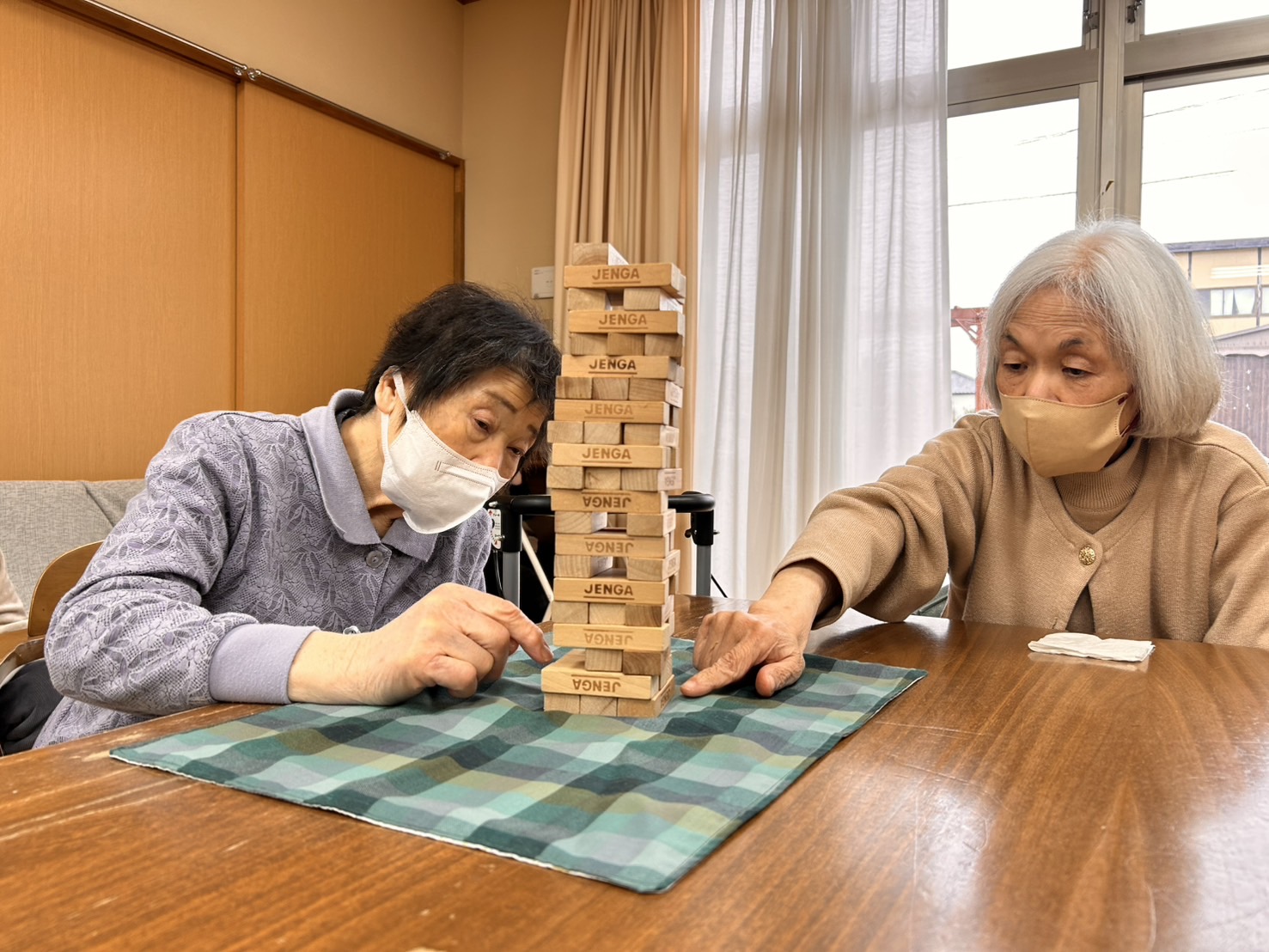 ジェンガを楽しむ利用者さんたち