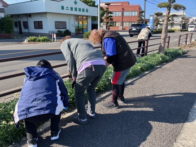 女性がゴミを拾っています