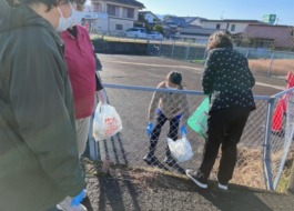 女性がゴミを拾っています