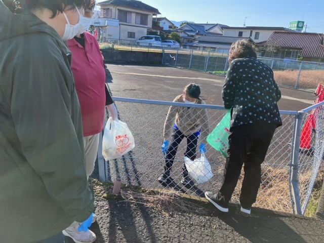 女性がゴミを拾っています
