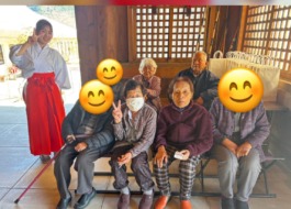 巫女さんと写真を撮った利用者様