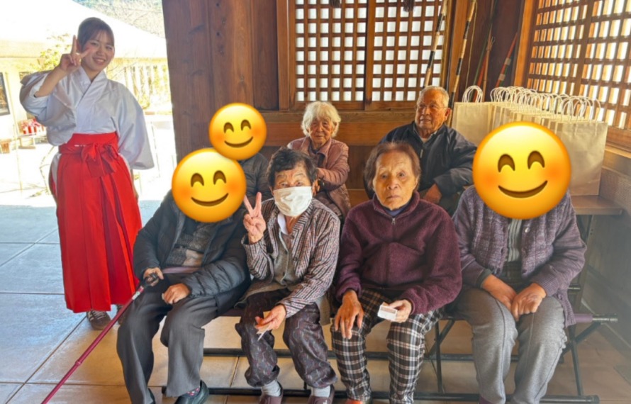 巫女さんと写真を撮った利用者様
