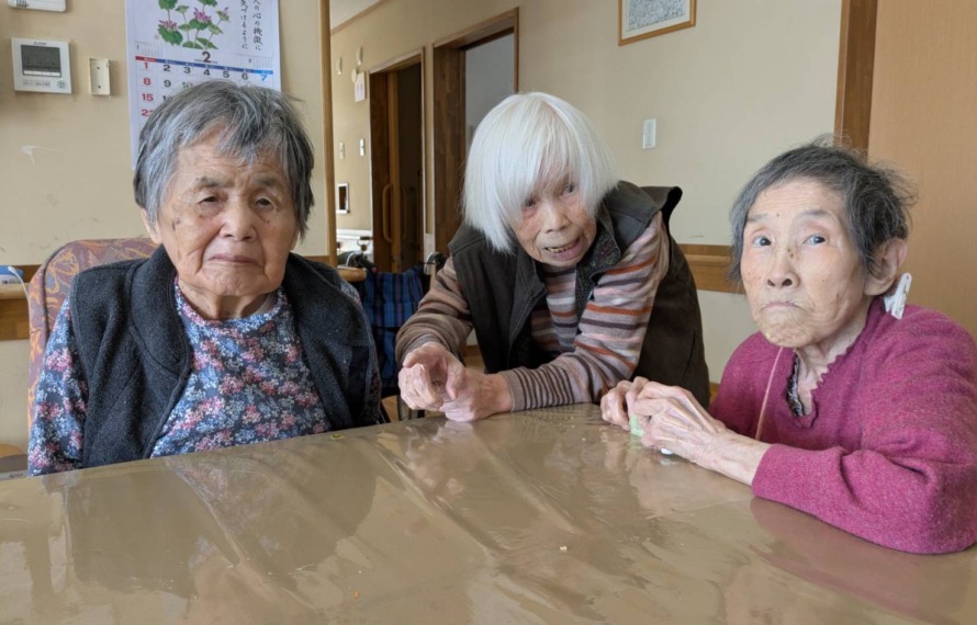 フロアで入所者さん同士で歓談している様子