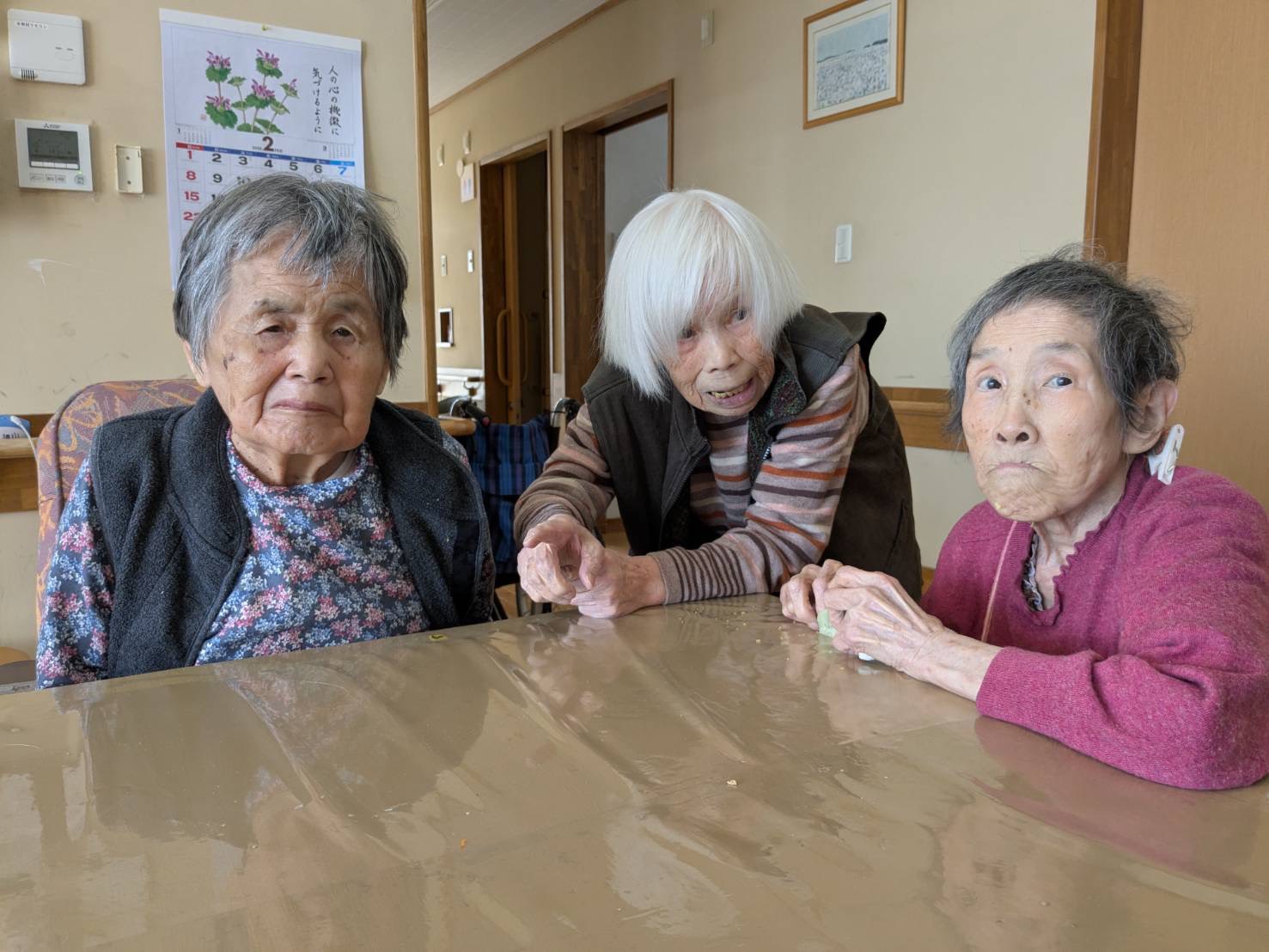 フロアで入所者さん同士で歓談している様子