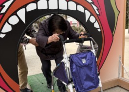 鬼くぐりをくぐる利用者さんの写真