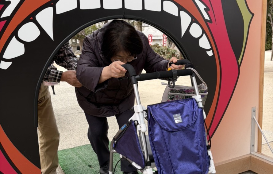 鬼くぐりをくぐる利用者さんの写真