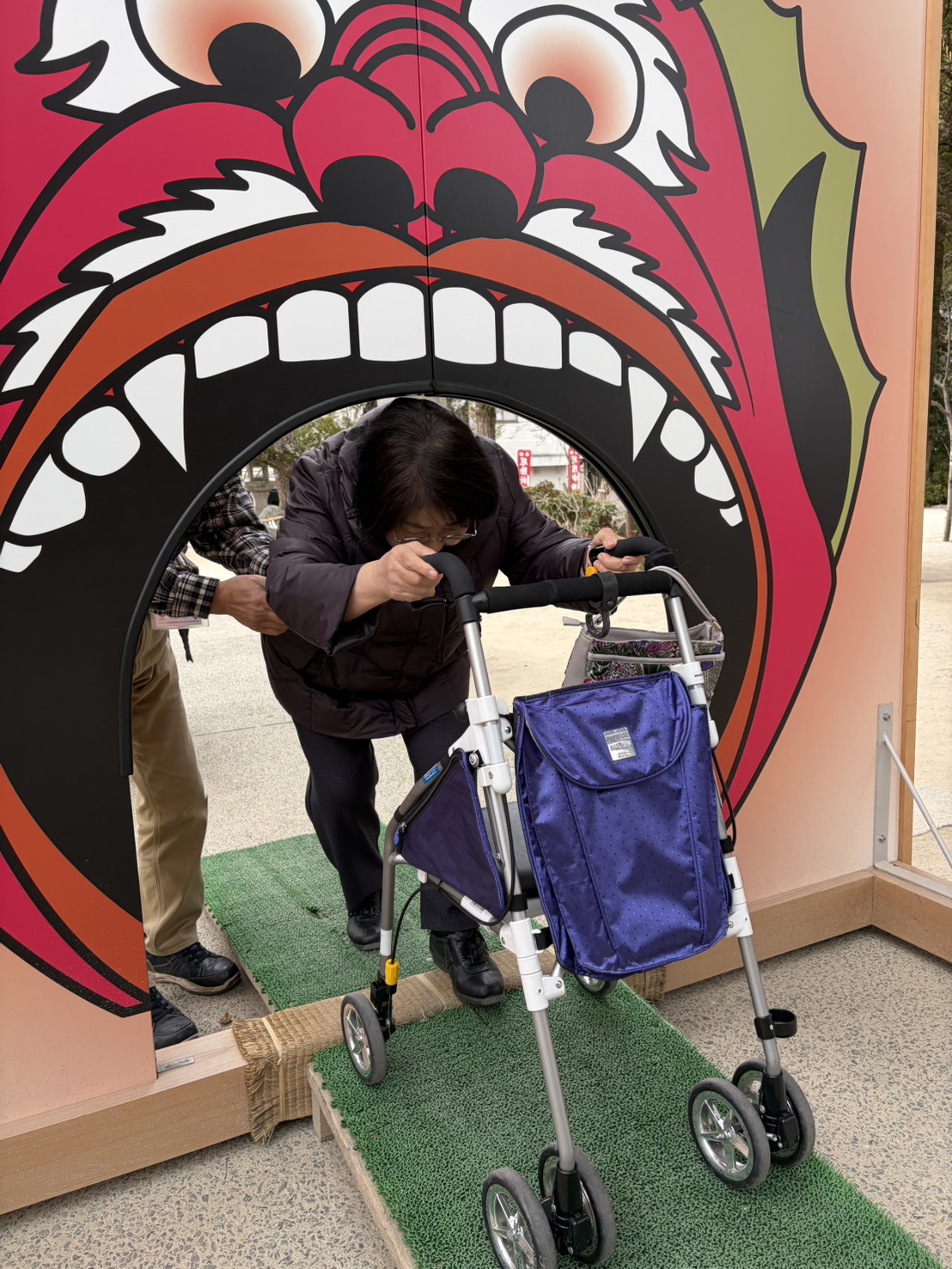 鬼くぐりをくぐる利用者さんの写真