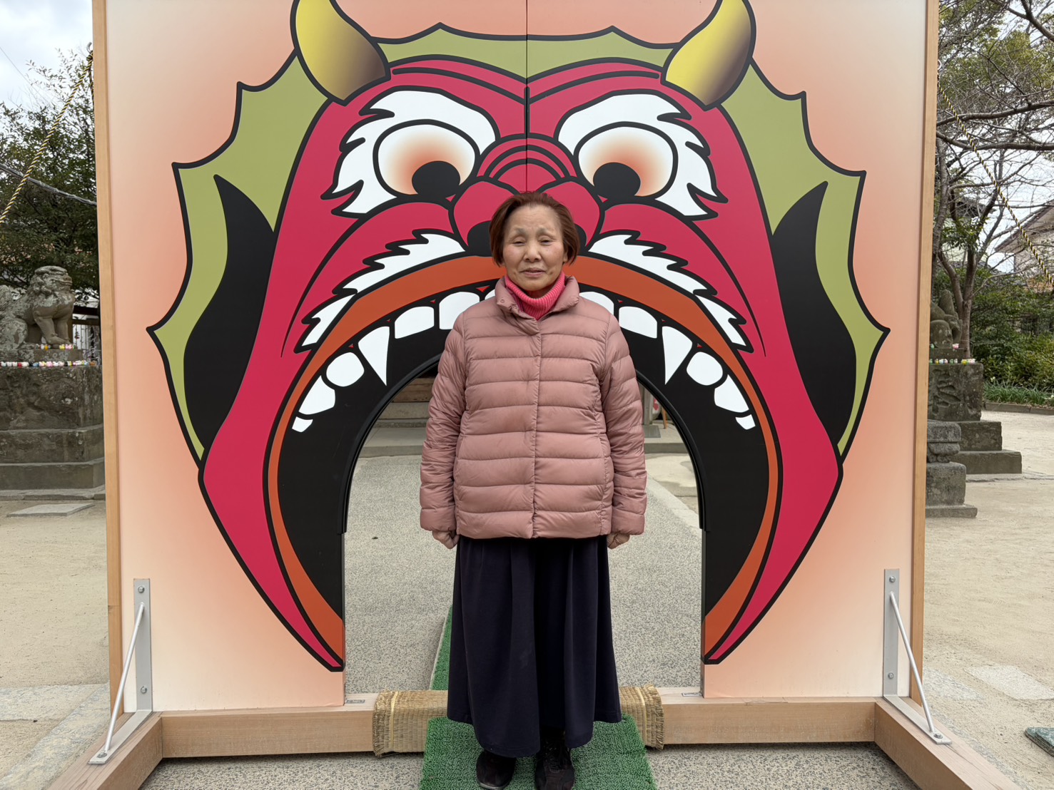 鬼くぐりの前で撮った利用者さんの写真