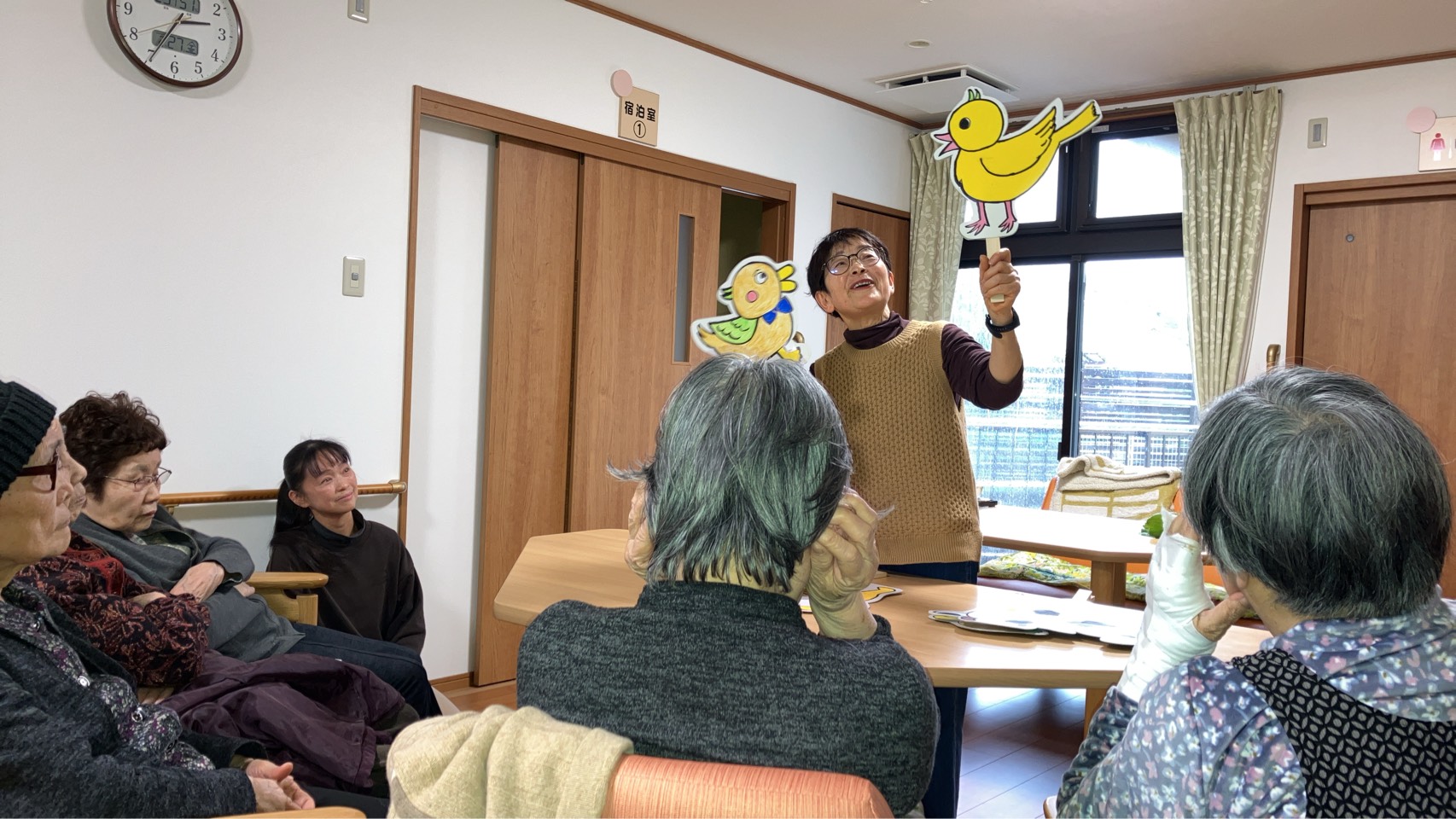 ボランティアさんがいろんな小道具を使ってお話をしてくれている様子