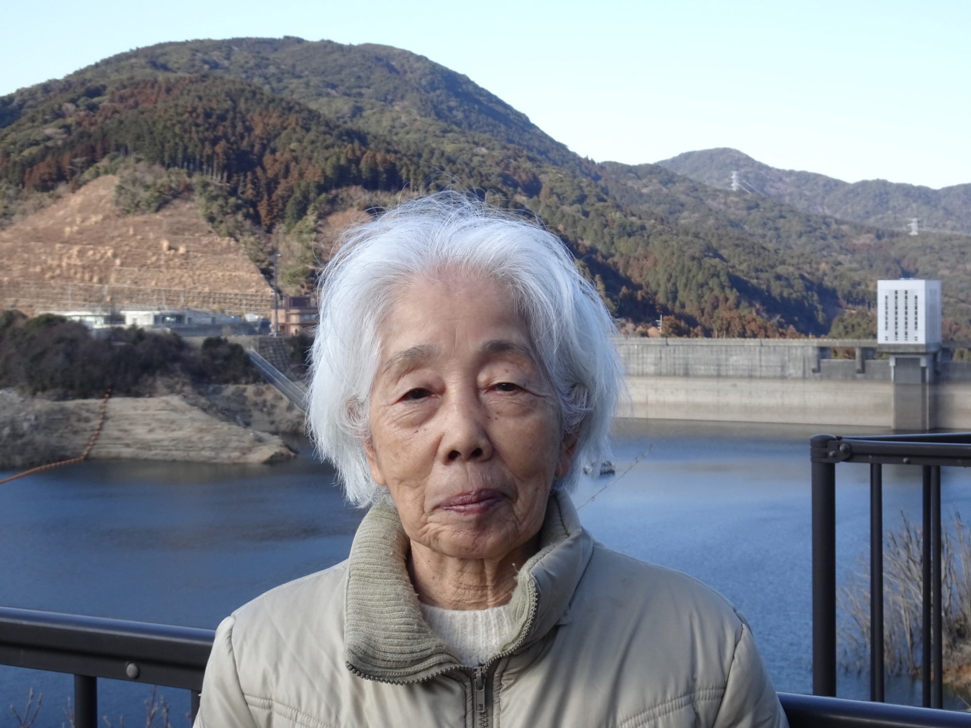 五ケ山ダムで山をバックに写る利用者さん