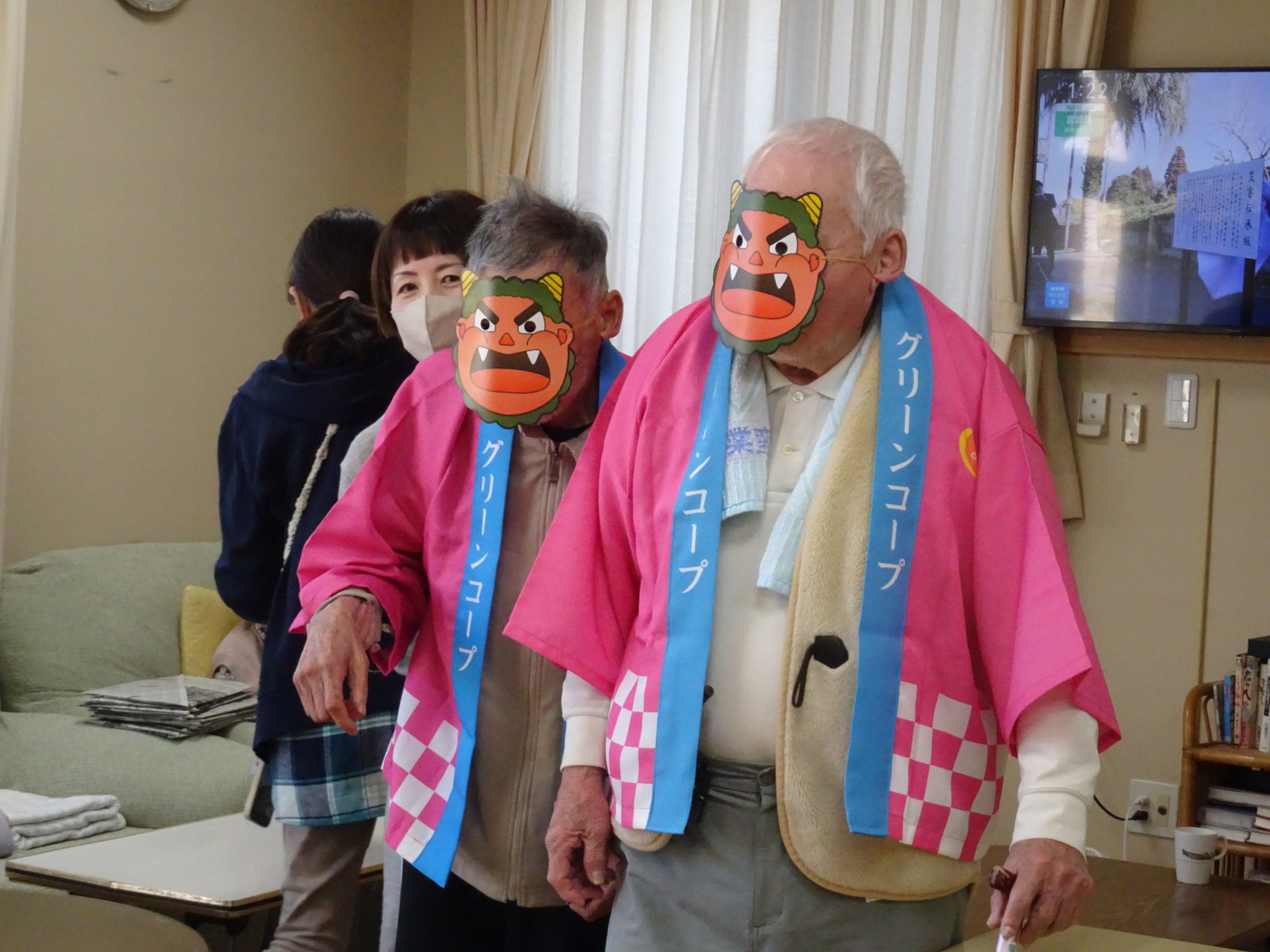 お面をつけて鬼に扮する男性利用者さんたち