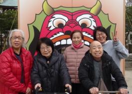 現人神社の鬼くぐりの前で撮った利用者さんたちとワーカーの写真