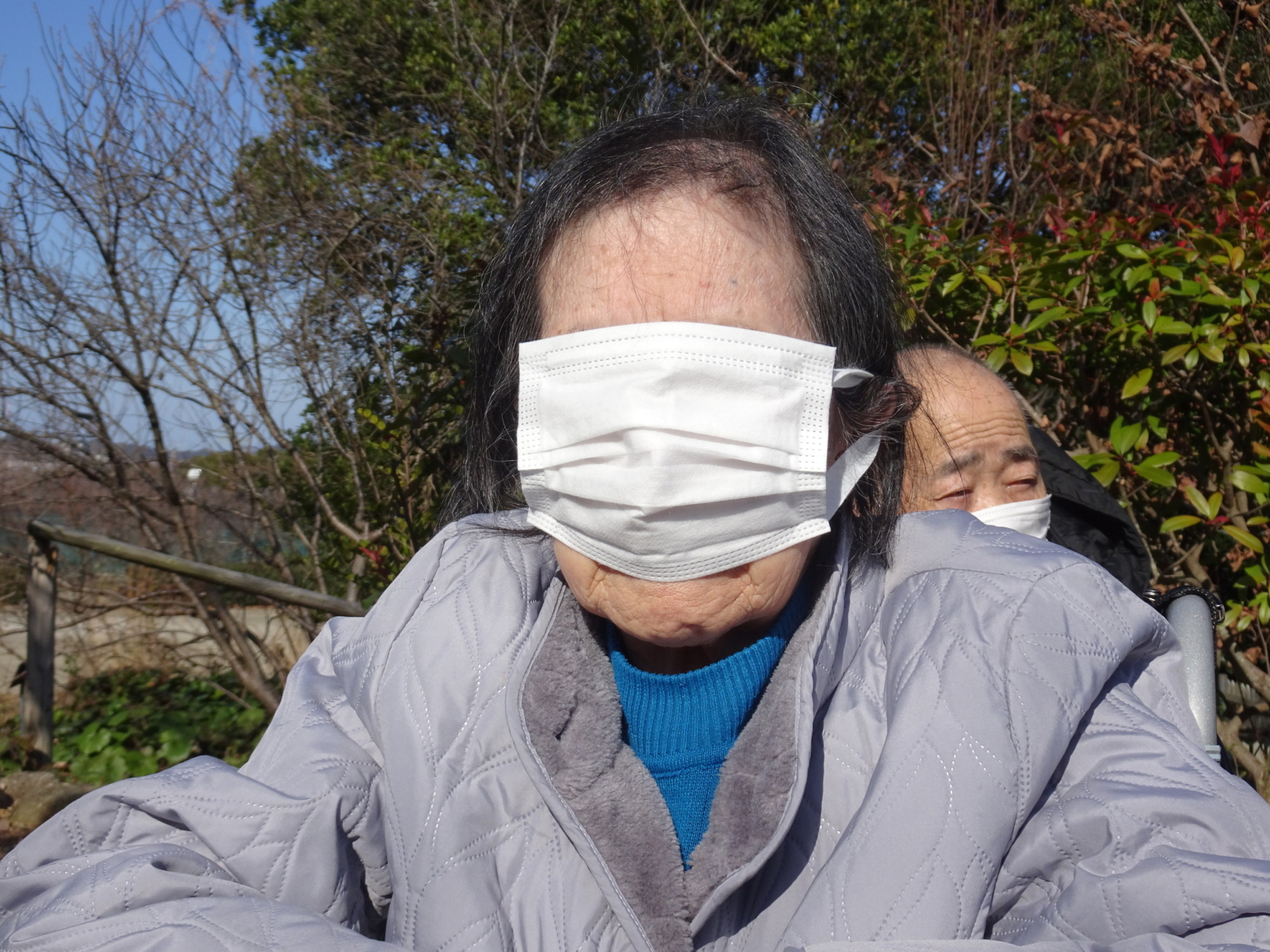 日差しがまぶしくて、マスクをサングラス代わりにされてる利用者さん