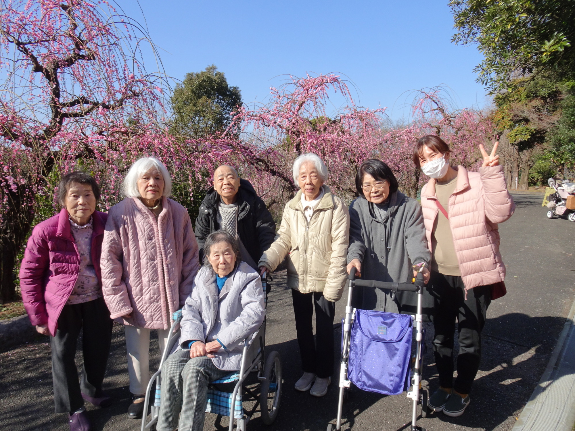 梅の木の前で撮った集合写真