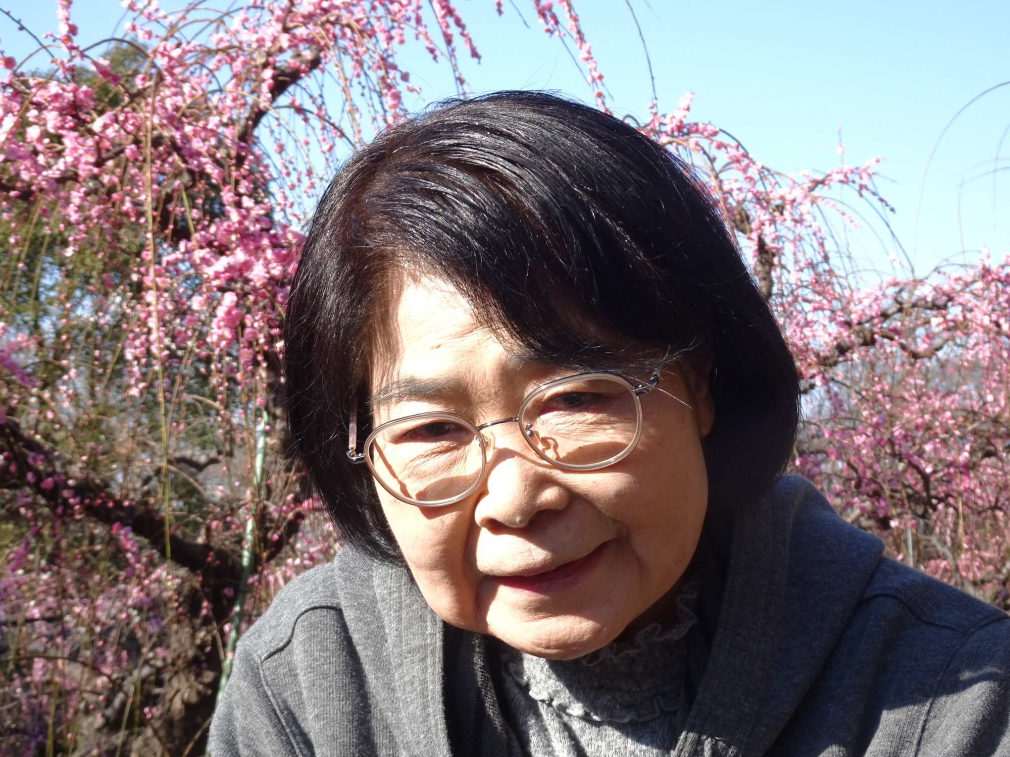 梅の木の前で撮った女性利用者さんの写真