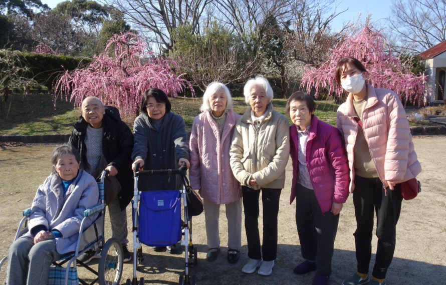 梅の木の前で撮った集合写真