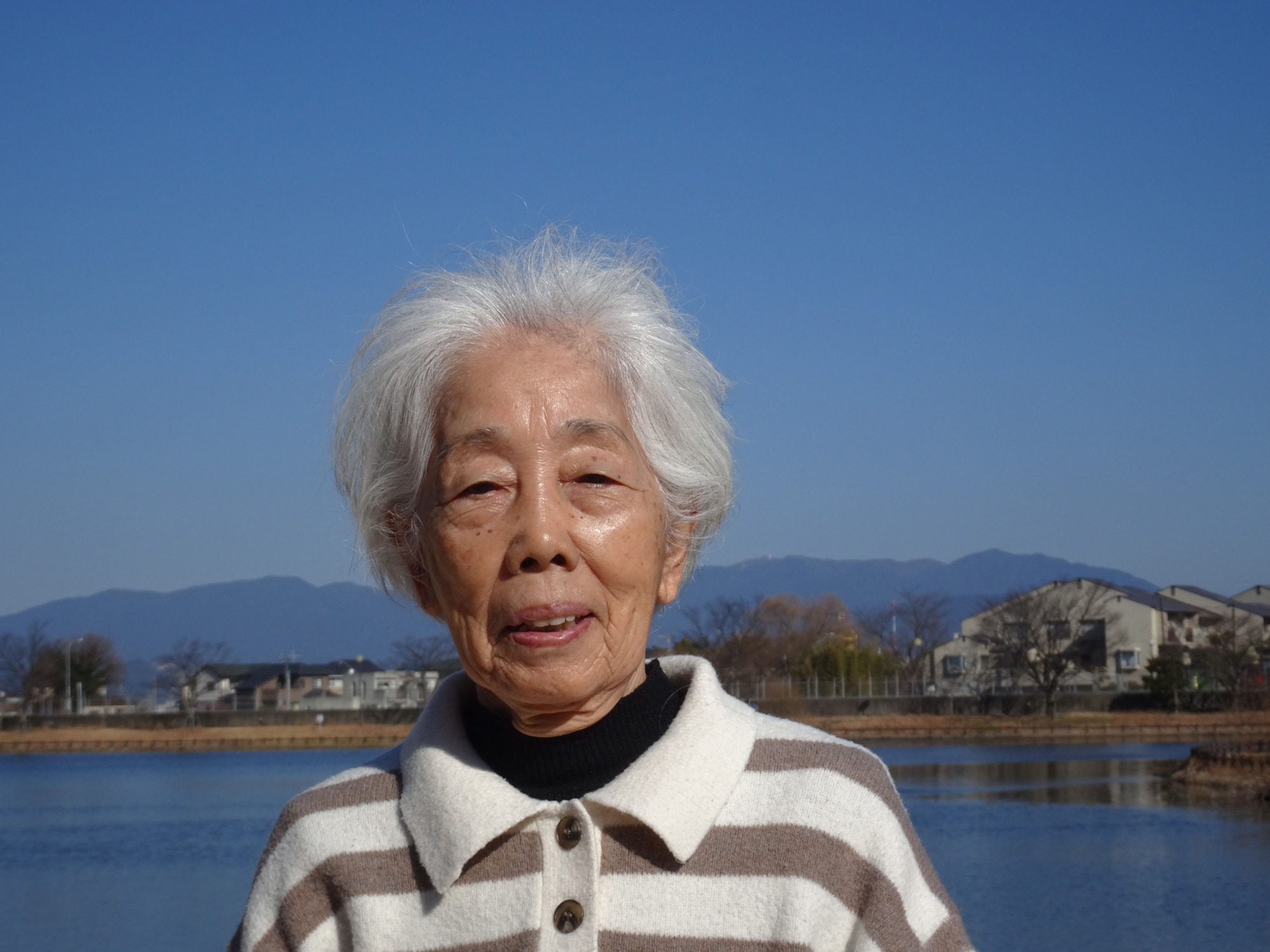 箱の池の前で撮った女性利用者さんの写真