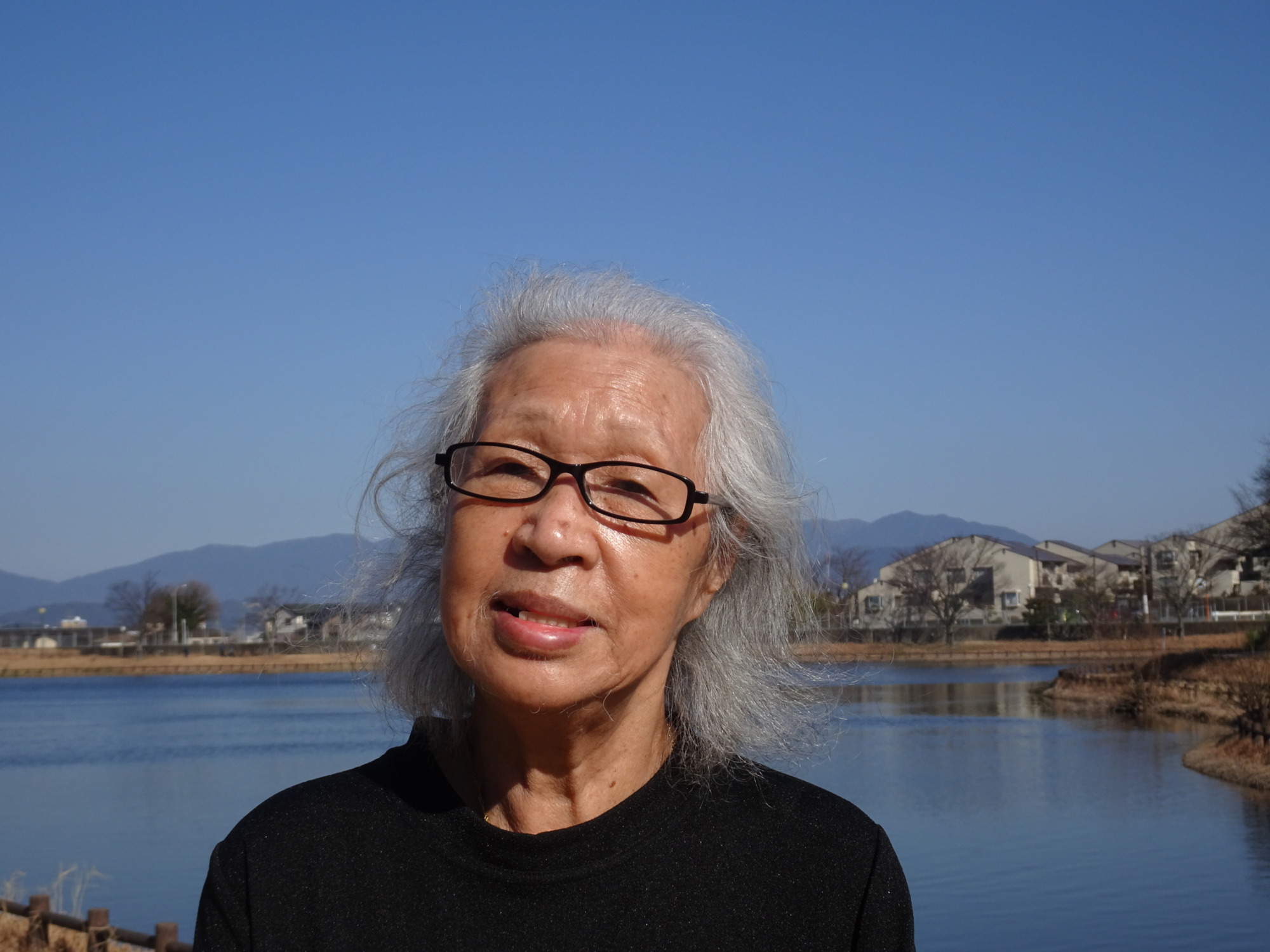 箱の池の前で撮った女性利用者さんの写真