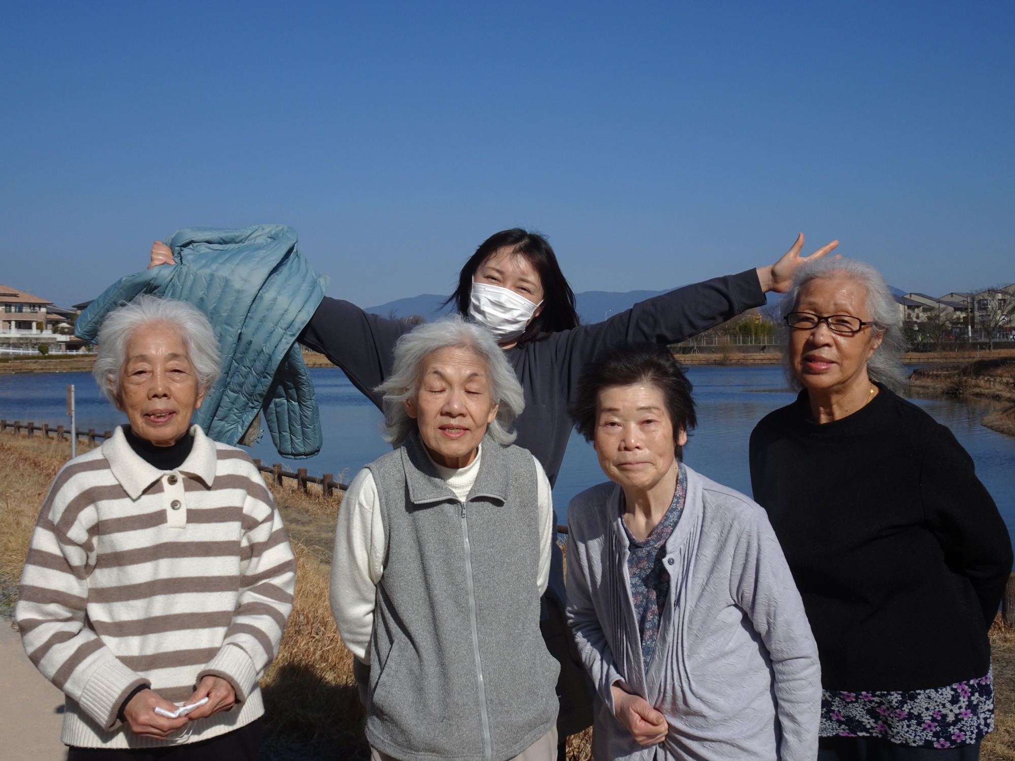 快晴の青空のした、箱の池の前で撮った集合写真