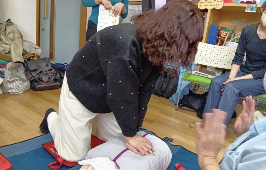 胸部圧迫、実践練習中