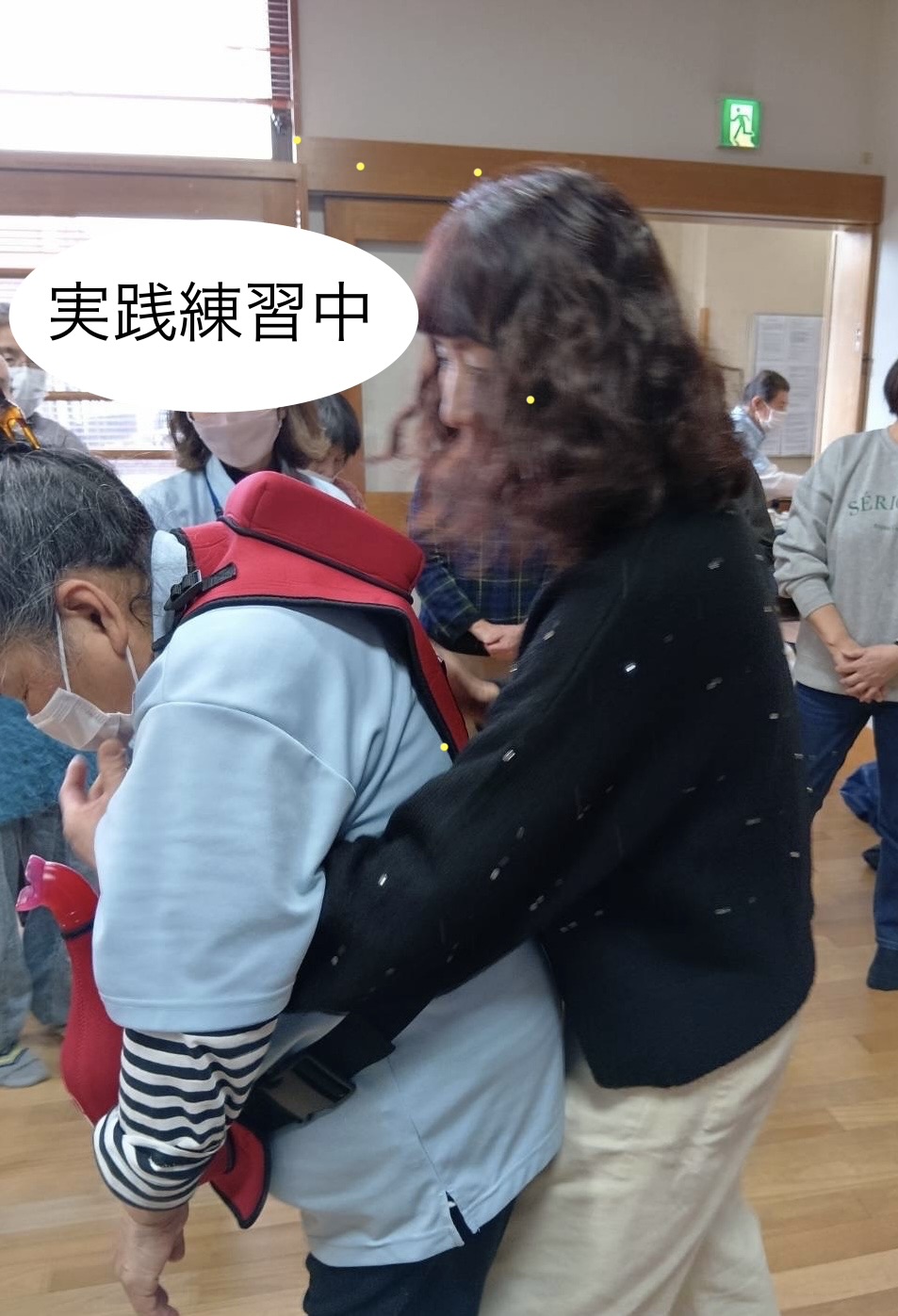 腹部突き上げ法(ハイムリック法)、実践練習中、される側はクッションを着用