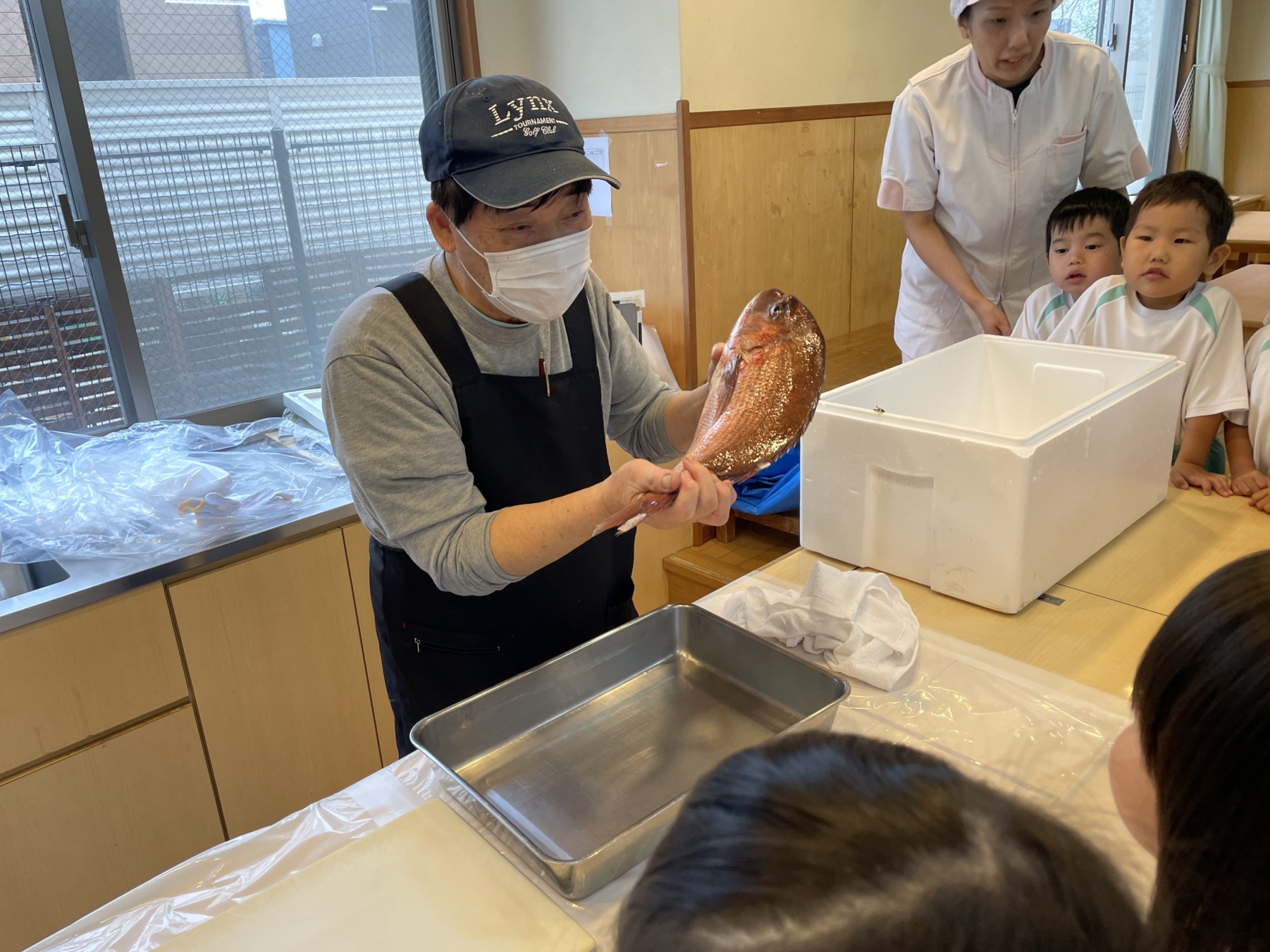 魚屋さんに来ていただき、魚をさばくところを見せていただきました。