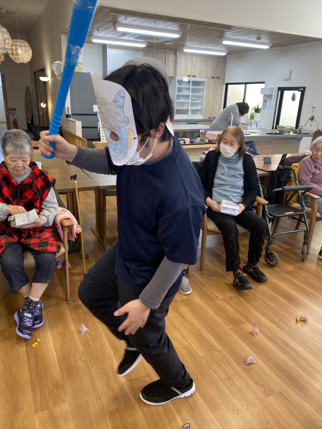 豆まきの勢いによろける鬼役の男性スタッフ