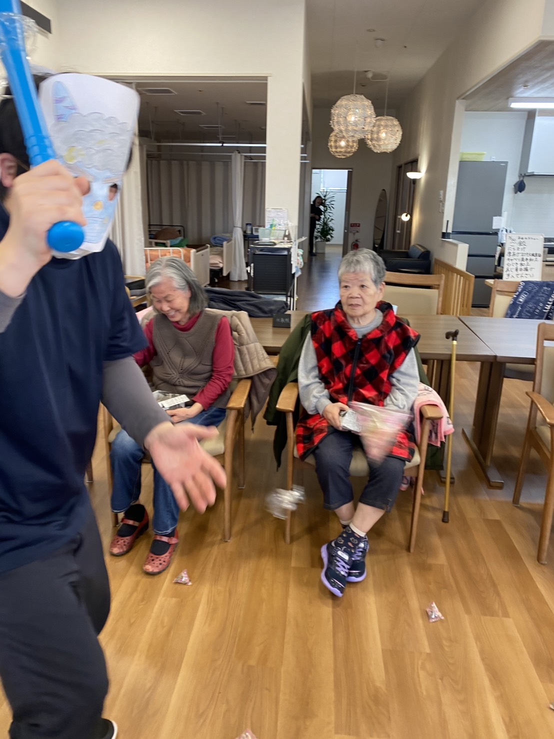 鬼の登場に驚かれる女性高齢者と笑いが出る女性高齢者