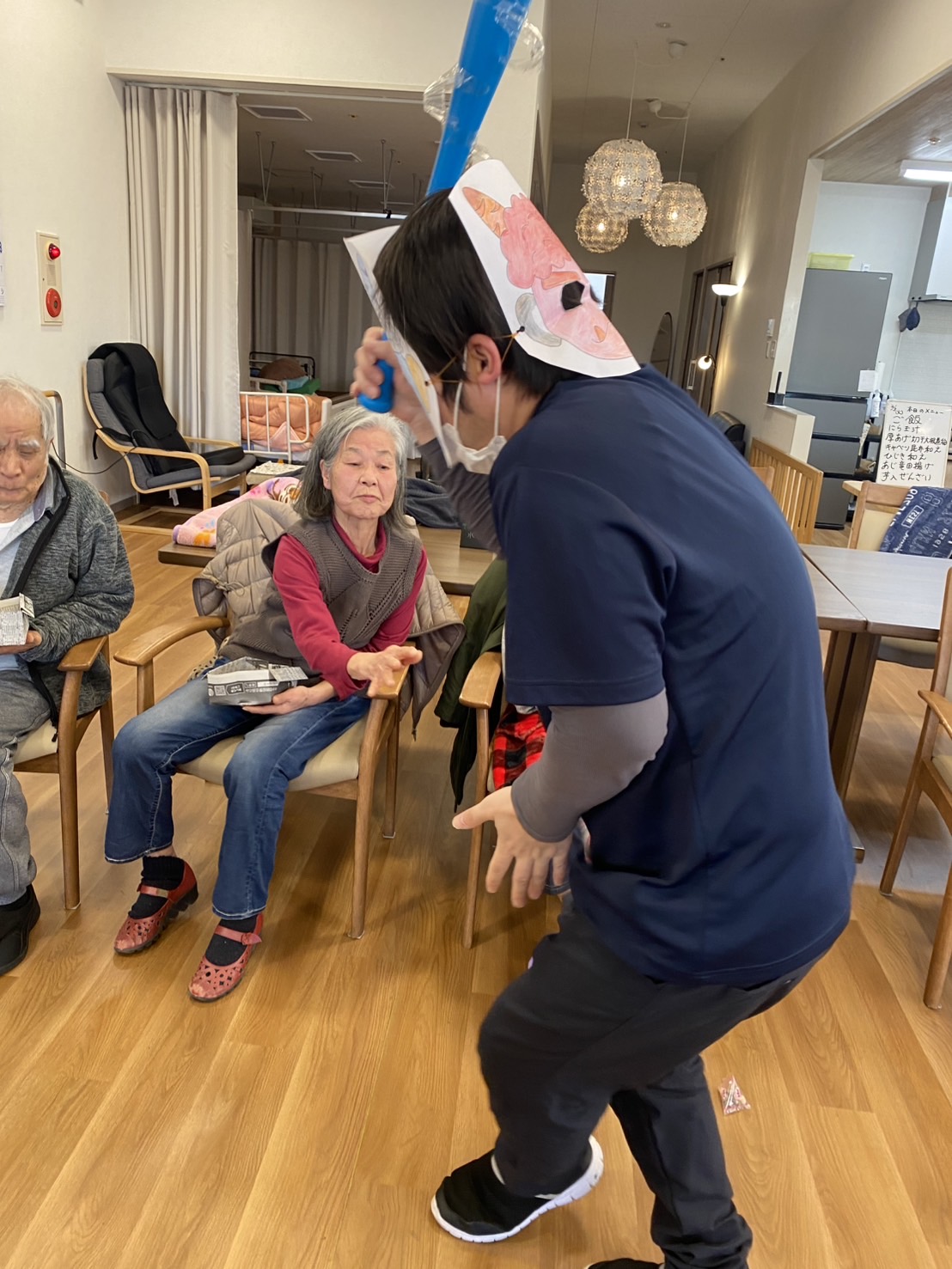 鬼に向かって必死に豆を投げる女性高齢者