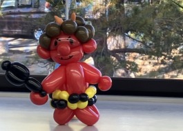 赤鬼のバルーンアート