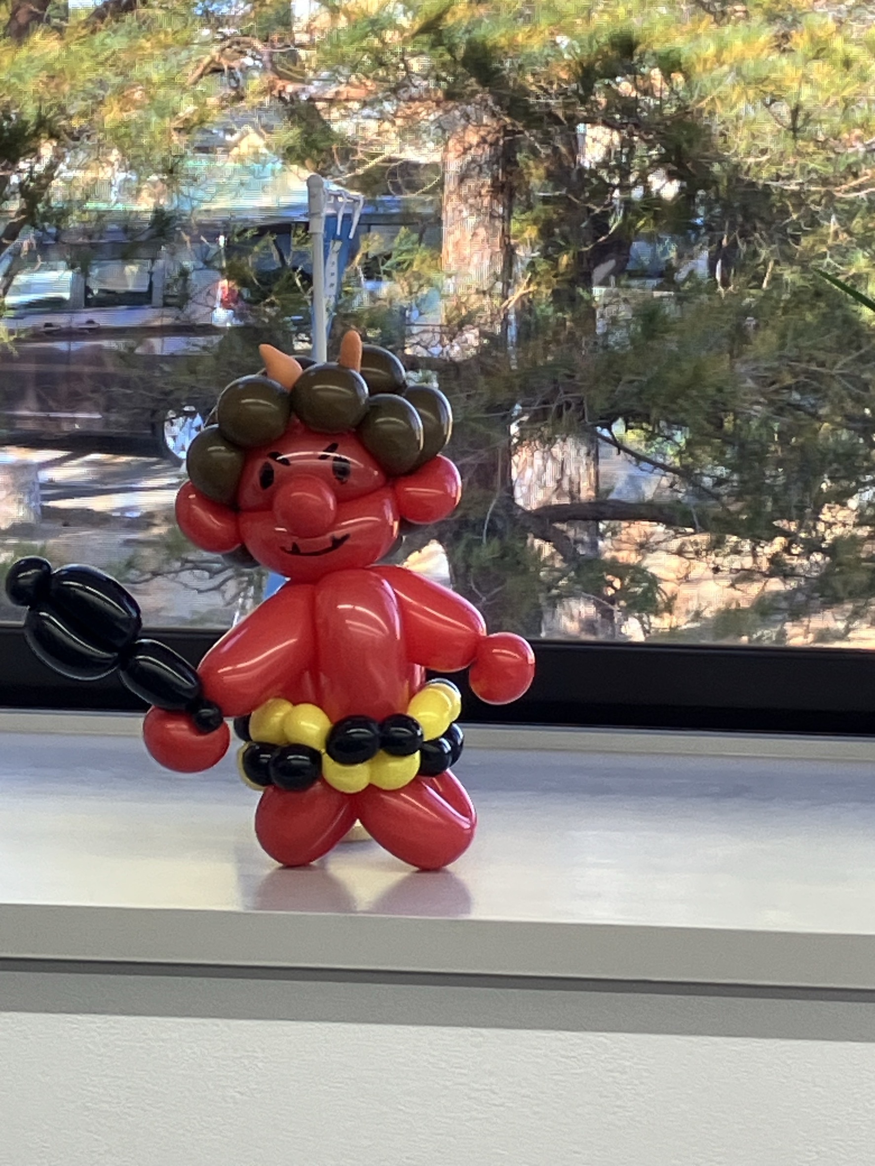 赤鬼のバルーンアート